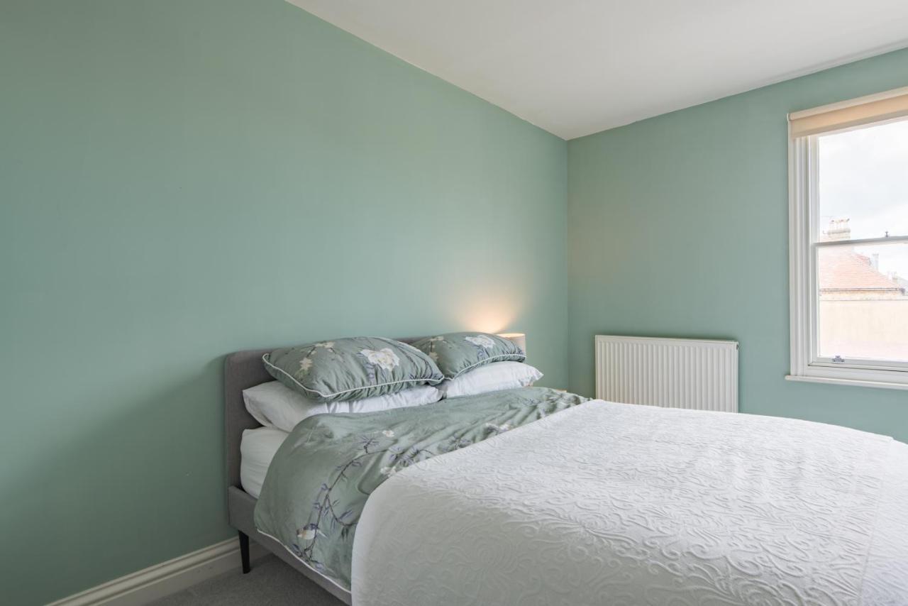 Blackhorse Loft - Spacious Apartment By The Sea ディール エクステリア 写真