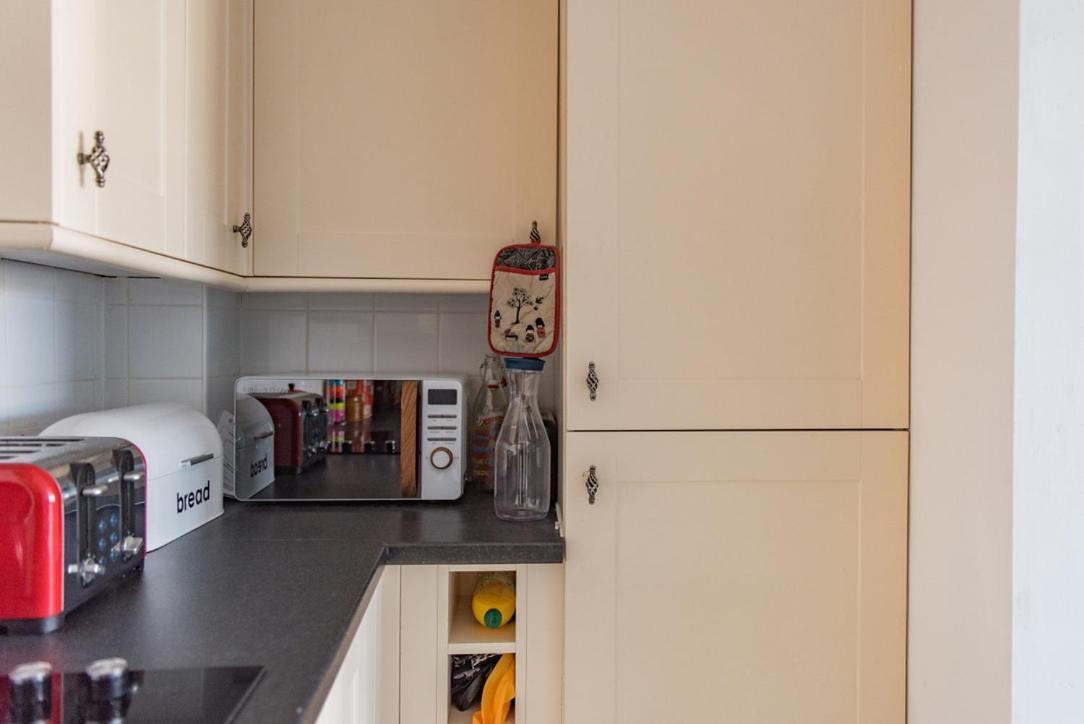 Blackhorse Loft - Spacious Apartment By The Sea ディール エクステリア 写真